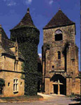 L'entr�e de l'�glise pr�s du ch�teau