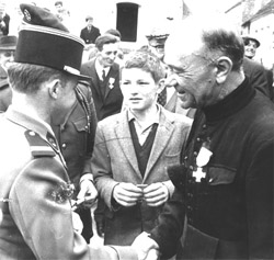L'abb� Delprat recevant une m�daille militaire